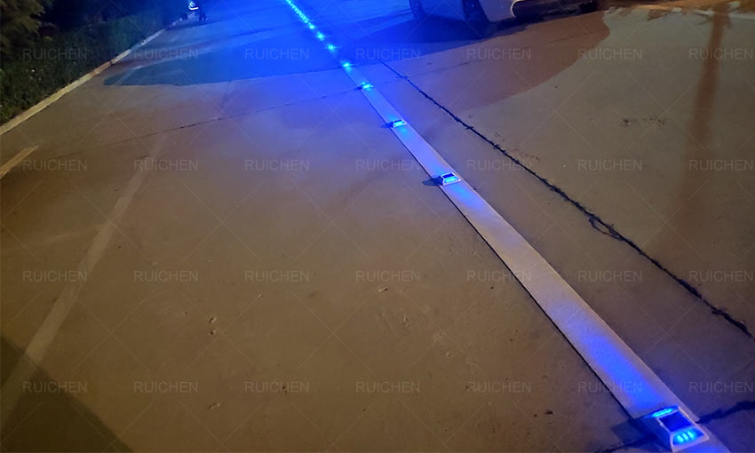 Vialetas solares azules en la línea central de la carretera